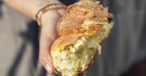 Клиентка си купи козунак от голяма верига магазини и онемя, като го разчупи! (СНИМКА) 23 news32284