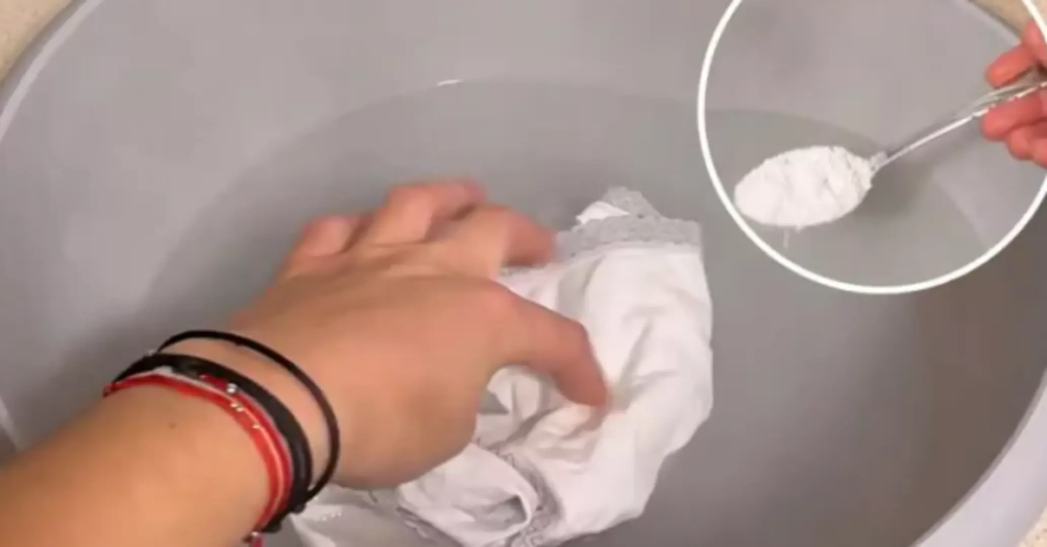 Във водата добавям 2 с.л. и накисвам белите дрехи. След 15 минути жълтеенето и петната изчезват без белина! 3 Във водата добавям 2 с.л. и накисвам белите дрехи. След 15 минути жълтеенето и петната изчезват без белина!