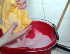 Сложете това във водата за миене на пода, ще забравите за мръсотията и лошата миризма 8 173987303278162