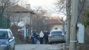 Извънредно: Син удуши майка си в Ловеч, а после я сложи в куфар и... 55 1738426474 991 ratio vakarel 2