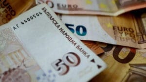 Кредитен консултант: Парите, скрити под дюшеците, трябва да се 57 2462818
